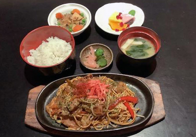 romahamasei,Spaghetti saltati con suino e verdure sulla piastra