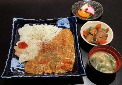 romahamasei,Curry alla giapponese con macinata di pollo e verdure su riso