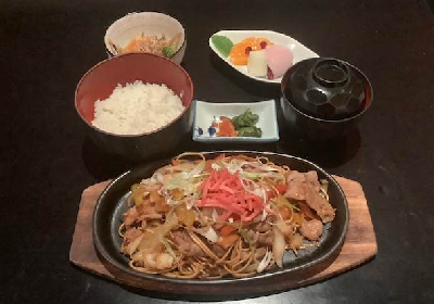 Spaghetti saltati alla giapponese con suino e verdure sulla piastra