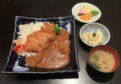 Curry alla giapponese con cotoletta di suino su riso
