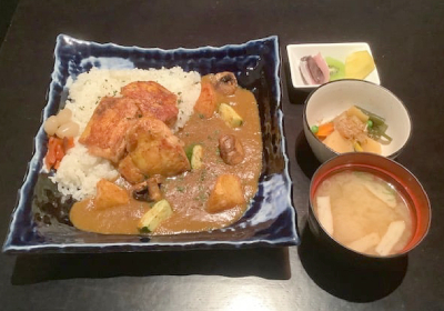 Curry alla giapponese con cotoletta di suino e verdure su riso