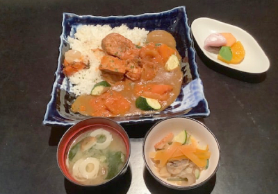 Curry alla giapponese con suino e verdure su riso