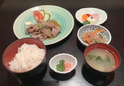 Fettine di manzo (leggermente lessato) con salsa di Ponzu