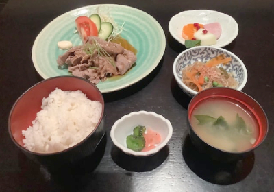 Fettine di manzo (leggermente lessato)  con salsa di Ponzu