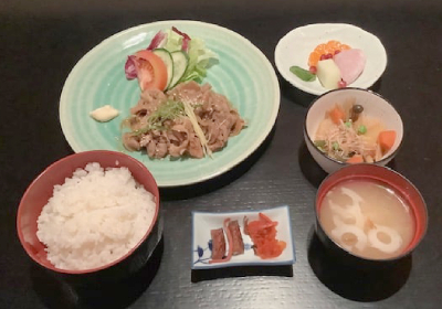 Fettine di suino e cipolla con salsa speciale profumo di zenzero