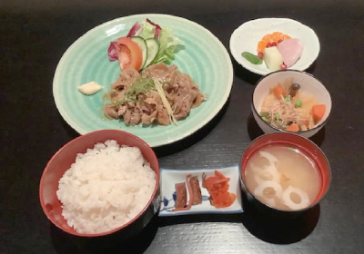 Fettine di suino e cipolla con salsa speciale profumo di zenzero