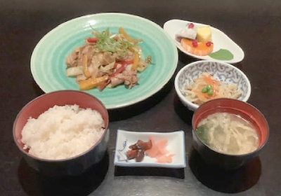 Pollo saltato con melanzana e cipolla in padella con sala