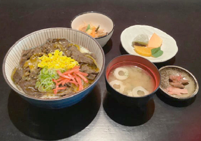 Fettine di manzo e cipolla con salsa speciale e uova strapazzate su riso